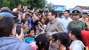 Перед тем как отправиться в село Хоатхинь, Премьер-министр Фам Минь Тьинь посетил жителей деревни Футхы, община Тэйхоа. (Фото: VGP)