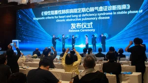 Делегаты нажимают кнопки в знак открытия форума.