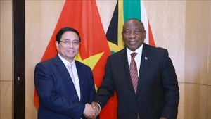 Премьер-министр Фам Минь Тьинь встречается с Президентом Южно-Африканской Республики, председателем G20 2025 года, Матамелой Сирилом Рамафосой. (Фото: ВИА)