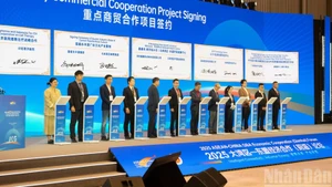 Церемония подписания экономико-торговых проектов на открытии форума.