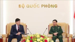 Генерал армии, министр национальной обороны Фан Ван Зянг принимает господина Иринёо Эспино, заместителя министра национальной обороны Филиппин. (Фото: ВИА)