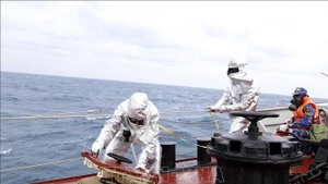 Моряки отрабатывают элементы учений по борьбе за живучесть корабля. (Фото: ВИА)