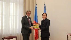 Товарищ Нгуен Тхань Хай вручает памятный сувенир г-ну Франеку Михалу. (Фото: ВИА)