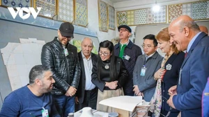 Супруга Премьер-министра Фам Минь Тьиня посетила и вручила подарки детям, находящимся в сложных жизненных обстоятельствах в Алжире