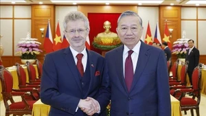 Генеральный секретарь То Лам принимает Председателя Сената Парламента Чешской Республики Милоша Выстрчила. (Фото: ВИА)