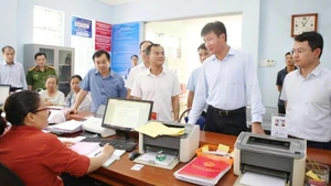 Председатель Народного комитета провинции Лаокай Чан Хюи Туан (второй справа) проверяет выполнение задач в Центре административных услуг общины Чиньтыонг. (Фото: Электронный информационный портал провинции Лаокай)