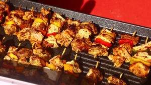 Филиппинский павильон на фестивале еды удивлял гостей мясом на шпажках. (Фото: ВИА)