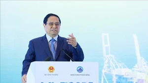 Премьер-министр Фам Минь Тьинь выступает на Вьетнамском логистическом форуме 2025 года. (Фото: ВИА)