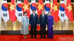 Председатель НС Вьетнама Чан Тхань Ман и его супруга Нгуен Тхи Тхань Нга, Председатель НС Республики Корея У Вон Сик и его супруга Син Кён Хе на церемонии встречи. (Фото: Зюи Линь)