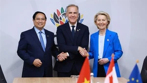 Премьер-министр Фам Минь Тьинь принял участие во встрече премьер-министра Канады Марка Карни и председателя Европейской комиссии Урсулы фон дер Ляйен по вопросам ВПТТП. (Фото: ВИА)