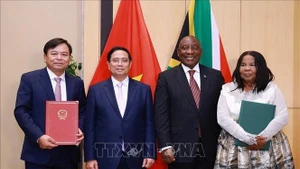 Премьер-министр Фам Минь Тьинь и Президент Южно-Африканской Республики (ЮАР) Сирил Рамафоса присутствуют при подписании Меморандума о сотрудничестве в области сельского хозяйства между Министерством сельского хозяйства и окружающей среды Вьетнама и Министерством сельского хозяйства ЮАР. (Фото: ВИА)