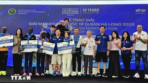 Организаторы награждают победителей и фотографируются со спортсменами, показавшими высокие результаты. (Фото: ВИА)