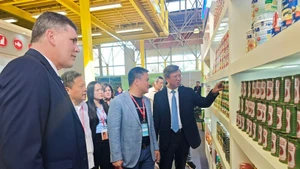 Вице-премьер, Министр внешней торговли и иностранных инвестиций Кубы Оскар Перес-Олива и Посол Вьетнама на Кубе Ле Куанг Лонг посещают стенды вьетнамских предприятий. (Фото: Посольство Вьетнама на Кубе)