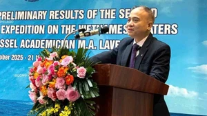 Директор Института наук о Земле, кандидат наук Нгуен Суан Ань выступает с речью. (Фото: Хиеу Зянг)