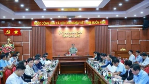 Премьер-министр Фам Минь Тьинь работает с руководством провинций Даклак, Жалай, Кханьхоа и Ламдонг по вопросам реализации мер по преодолению последствий ливней и наводнений, стабилизации жизни населения. (Фото: ВИА)