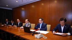 Премьер-министр Фам Минь Тьинь проводит онлайн-совещание с министерствами, ведомствами и местными органами власти, чтобы направлять поисково-спасательные операции и меры по преодолению последствий стихийных бедствий. (Фото: ВИА)