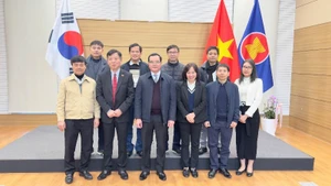 Делегация Всеобщей конфедерации труда Вьетнама фотографируется с сотрудниками Посольства Вьетнама в Южной Корее. (Фото: ВИА)