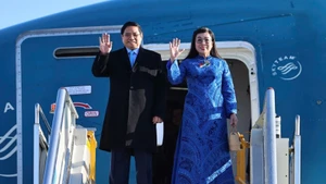 Премьер-министр Фам Минь Тьинь с супругой. (Фото: VGP)