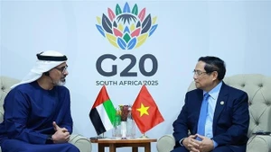 Премьер-министр Фам Минь Тьинь (справа) встречается с наследным принцем Абу-Даби Халедом бин Мохамедом Аль Нахаяном 22 ноября. (Фото: ВИА)