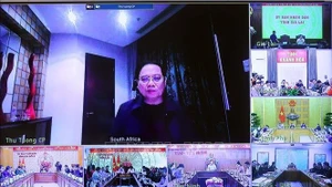 Премьер-министр Фам Минь Тьинь руководит онлайн-совещанием из Южной Африки по реализации мер спасения и ликвидации последствий стихийных бедствий. (Фото: ВИА)