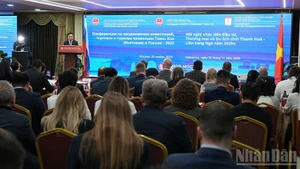 Секретарь Парткома провинции Тханьхоа Нгуен Зоан Ань выступает на конференции.