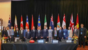 Министр промышленности и торговли Нгуен Хонг Зиен и делегация принимают участие в мероприятии.