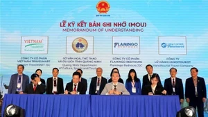 Церемония подписания меморандума о сотрудничестве в сфере туризма между провинцией Куангнинь и различными предприятиями и местными органами. (Фото: ВИА)