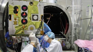 Процесс сборки спутника Вьетнамским космическим центром. Фото предоставлено Вьетнамским космическим центром.