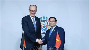 Премьер-министр Вьетнамам Фам Минь Тьинь и Канцлер Германии Фридрих Мерц. (Фото: ВИА)