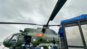 Гуманитарная помощь загружается на вертолёт, чтобы доставить её жителям, оказавшимся в изоляции из-за наводнений в провинциях Южного Центрального Вьетнама. (Фото: ВИА)