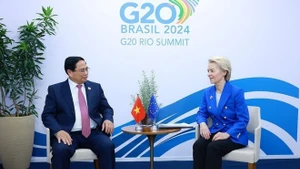 Премьер-министр Фам Минь Тьинь (слева) встречается с Президентом Европейской комиссии Урсулой фон дер Ляйен на саммите G20 2024 года в Бразилии. (Фото: ВИА)