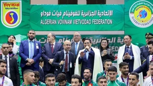 Премьер-министр Фам Минь Тьинь и его супруга посетили Федерацию Вовинам Алжира. (Фото: baochinhphu.vn)