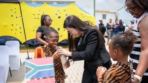 Госпожа Ле Тхи Бик Чан, супруга Премьер-министра Фам Минь Тьиня, посетила район Тсакане (ЮАР) и передала подарки местным жителям.