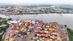 Вьетнаму необходим коренной сдвиг в мышлении и подходах к продвижению торговли, поскольку страна стремится наращивать экспорт и обеспечивать его устойчивость. На фото: порт SOWATCO Лонгбинь в городе Хошимине. (Фото: ВИА)