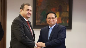 Премьер-министр Фам Минь Тьинь принимает Мохамеда Аркаба, министра энергетики Алжира. (Фото: ВИА)