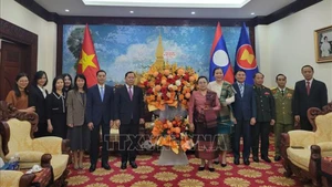 Делегация ЦК ОФВ вручает корзину цветов в Посольстве Лаоса во Вьетнаме. (Фото: ВИА)