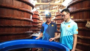 Бочки рыбного соуса «Фукуок Хуинь Кхоа». (Фото: ВИА)