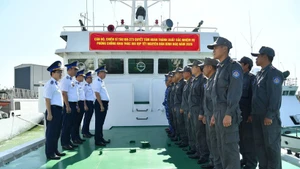 Генерал-майор Нгуен Ван Зунг, секретарь партийного комитета, политический комиссар Командования 4-го района Береговой охраны, подбадривает офицеров и солдат судна KN-373 перед выходом для выполнения задачи. (Фото: ВИА)