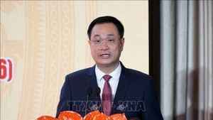 Член Центрального комитета КПВ, секретарь парткома города Дананг Ле Нгок Куанг выступает на церемонии. (Фото: ВИА)