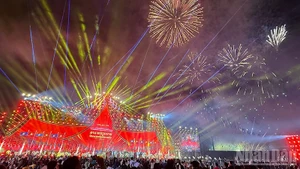 Фейерверк в рамках программы вызвал у зрителей бурю эмоций и восторг. (Фото: Чинь Зунг)