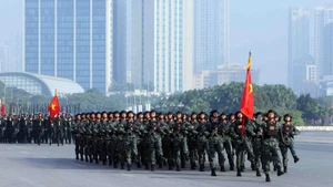 Мужская колонна спецназа полиции Командования мобильной полиции участвует в строевом смотре. (Фото: ВИА)