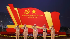 Подразделения дорожной полиции несут службу в районе главного вестибюля Национального конференц-центра. (Фото: ВИА)