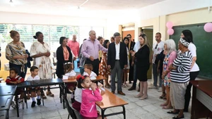 Посол Вьетнама на Кубе Ле Куанг Лонг и представители местных властей посещают старшую группу детского сада. (ВИА)