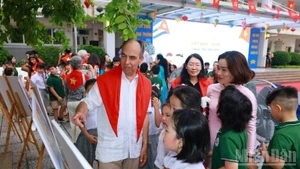 Посол Кубы во Вьетнаме Рохелио Поланко Фуэнтес посещает выставку картин, посвященную 65-летию установления вьетнамско-кубинских отношений, во Вьетнамско-кубинской начальной школе. (Фото: Кхань Лан)