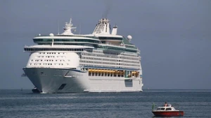 Крупное туристическое судно швартуется в порту в день торжественного открытия причала № 1 порта Чанмэй. (Фото: ВИА)