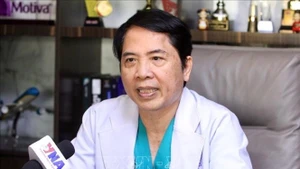 Доктор, врач Хэнг ЛиХонг в интервью корреспонденту ВИА в Пномпене поделился своими взглядами на стратегический прорыв в сфере человеческих ресурсов, ожидания, связанные с новой моделью экономического роста, а также на ряд других важных вопросов развития страны. (Фото: ВИА)