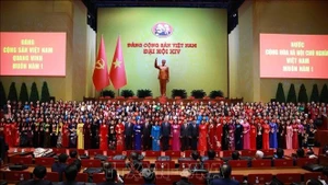 Руководители Партии и государства фотографируются на память с женщинами-делегатами XIV съезда КПВ. (Фото: ВИА)