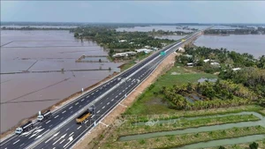 Скоростная автомагистраль Кантхо – Камау после завершения строительства позволяет сократить время в пути из Кантхо в Камау до 1 часа 30 минут, что экономит половину времени по сравнению с прежним. (Фото: ВИА)