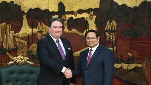 [Фото] Премьер-министр Фам Минь Тьинь принял Посла США во Вьетнаме Марка Кнаппера