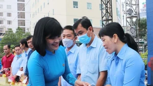 Вручают новогодние подарки работникам, находящимся в трудном жизненном положении, по случаю Лунного Нового года (Тэт). (Фото: ВИА)